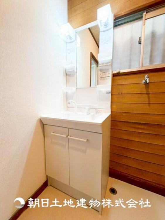 洗面 【洗面化粧台】広々とした洗面化粧台はたっぷり収納もさる事ながら、身だしなみチェックや歯磨きなど、朝の慌ただしい時間でも心に余裕とゆとりを作ってくれます。