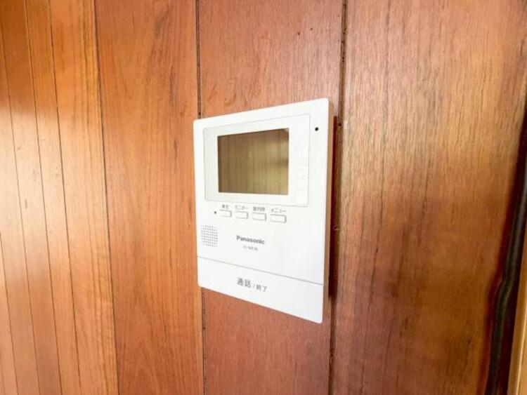 設備 【モニター付きインターホン】訪問者の確認が出来るので、セキュリティ対策にも最適のモニター付きインターホン。