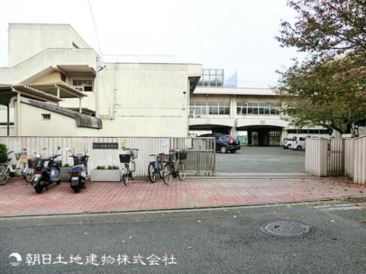 周辺 【本宿中学校】900ｍ　落ち着いた住宅街の中にあり、地域密着のあたたかい校風です。校則はゆるやかで競争志向も強くなく、生徒が安心してのびのび学生生活を送れる環境です。