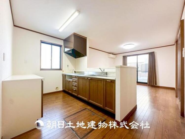 キッチン 【キッチン】住宅の主役でもあり、日常生活を過ごす上で重要な水回りでもあるからこそ機能性・デザイン性に拘りました。お掃除のしやすいシステムキッチンを設置しました。