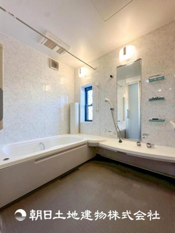 風呂 【浴室】半身浴もできる広々とした湯舟があり、浴室暖房乾燥機付きで冬でもポカポカです！