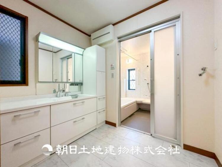 洗面 【洗面化粧台】広々とした洗面化粧台はたっぷり収納もさる事ながら、身だしなみチェックや歯磨きなど、朝の慌ただしい時間でも心に余裕とゆとりを作ってくれます。