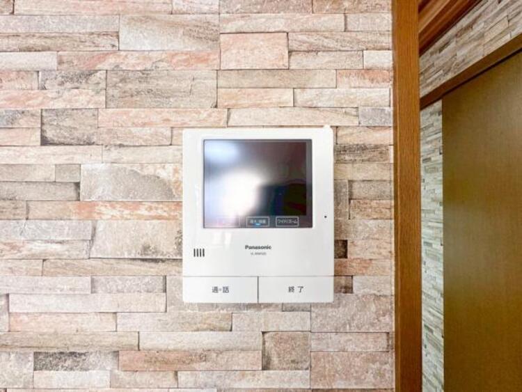 設備 【モニター付きインターホン】訪問者の確認が出来るので、セキュリティ対策にも最適のモニター付きインターホン。