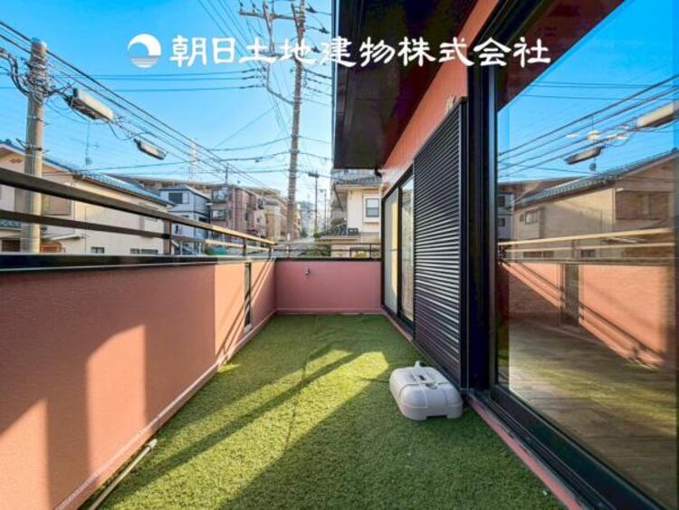 バルコニー 【バルコニー】温かい太陽を感じる事ができるのは、目の前に遮るものが無いから。彼方に広がる風景が絵画のように広がります。