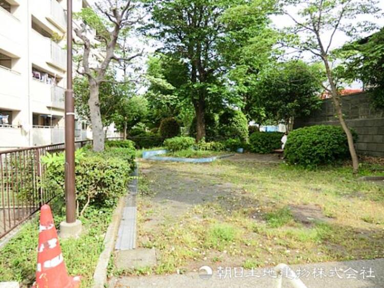 周辺 【白根寺下第四公園】220ｍ　住宅に囲まれたコンパクトな公園。ベンチが設置されており、お出かけ帰りのちょっとした休憩などに利用できます。