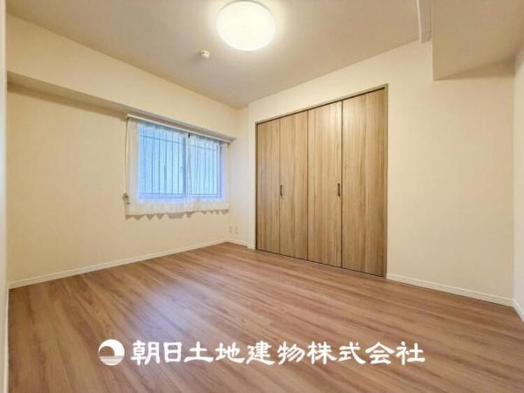 内装 【居室】人間の感性を育むプライベートルームはシンプルが１番だと思います。好みの空間で本を読んだり、音楽を聞いたりと、大切な一人の時間も充実したものにできます。