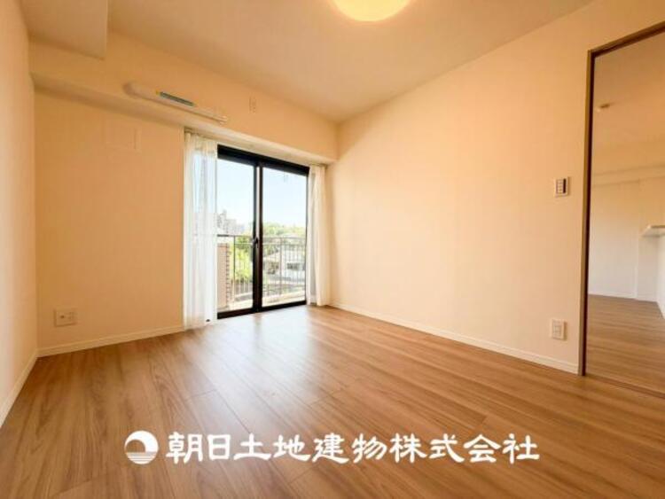 内装 【居室】大切なご家族、招いた友人と過ごす大切な時間を差し込む光が優しく包み込む空間。大切な人とともに、心穏やかに過ごすひとときを味わってください。