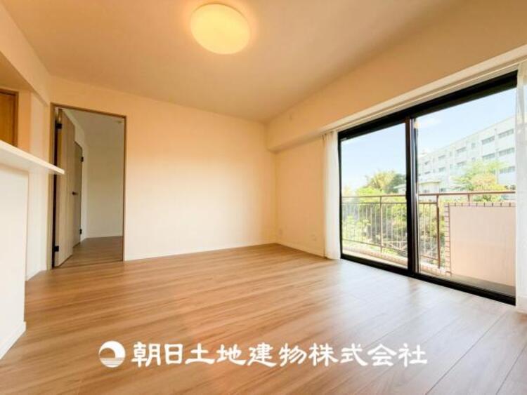 居間 【リビング】1日の中で最も長い時間を過ごすことになるリビングだからこそ、いつも笑顔があふれる空間であるように。広々とした空間から幸せな未来を。