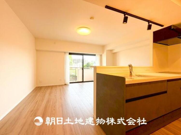 居間 【リビング】リビングにはみんなが集い、食事や楽しい会話が始まる。話に夢中になりすぎて、ついつい時を忘れてしまう。そんな束の間の幸せを感じさせてくれる場所。お子様の勉強スペースとしても活用できます。