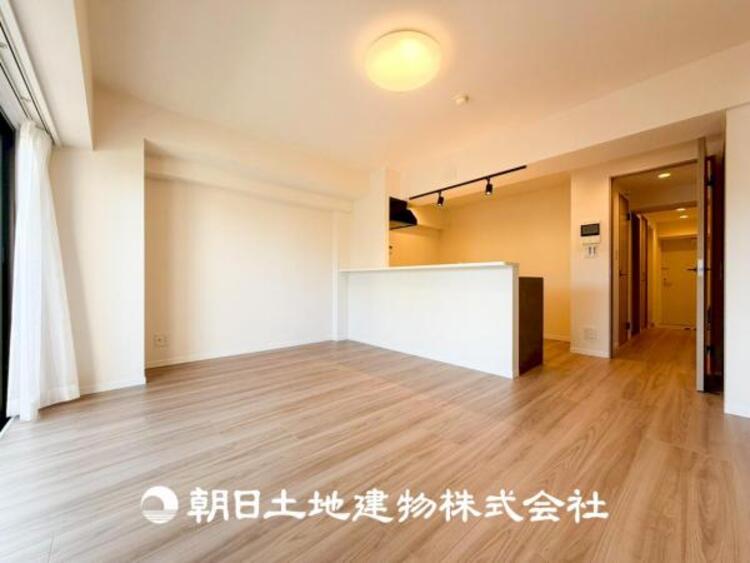 居間 【リビング】大切なご家族、招いた友人と過ごすひと時を溢れる光が優しく包み込む空間。大切な人とともに、心穏やかに過ごすひととき。家族との時間、自分の時間を大切にできる空間を作りました。