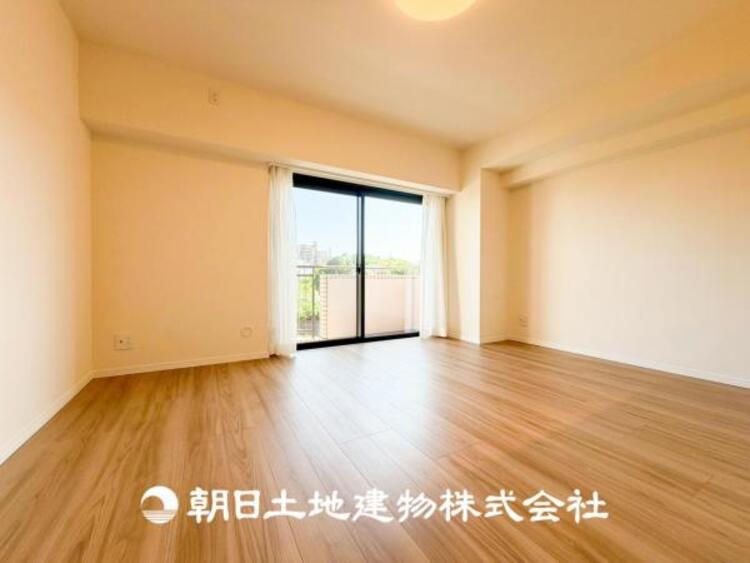 居間 【リビング】開放的で明るい空間が広がるLDK。リビングには暖かな太陽が降り注ぎ、爽やかな住空間です。お友達を呼んでお茶をしたり、一緒に料理を楽しみながら楽しい時間を。