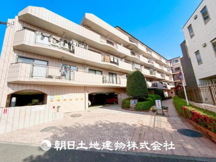 外観 【外観写真】表現された空間はたくさんの光を浴び、風を感じ、暮らしの時間を豊かにしてくれます。デザインされた空間と競い合うかのような充実した建物と共に大切な家族の思い出を刻んでいきます。