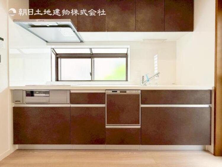 キッチン 【キッチン】使いやすい最新のシステムキッチンに交換済みです。入居時から気持ちよくお使いいただけます。 