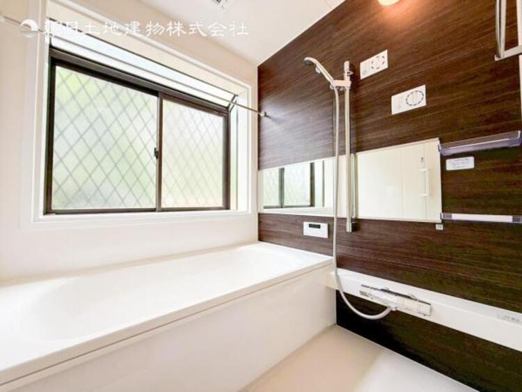 風呂 【浴室】使いやすい最新システムバスににリフォーム済みです。ご入居時から気持ちよくお使いいただけます。 