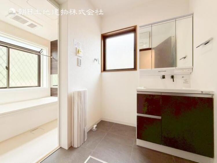 洗面 【洗面・脱衣所】使いやすい最新の洗面台にリフォーム済みです。ご入居時から気持ちよくお使いいただけます 