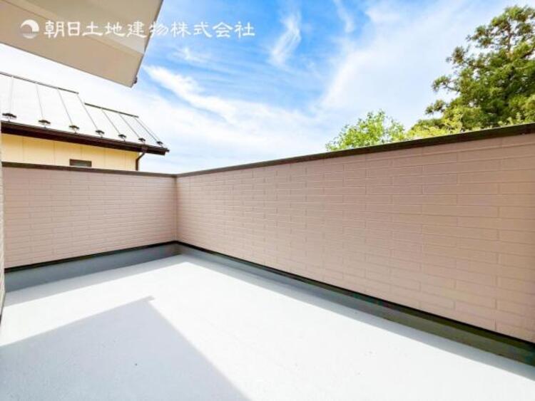 バルコニー 【バルコニー】ワイドスパンのバルコニー！奥行きがあるタイプ！洗濯物が沢山干せて陽はいっぱいあたります 