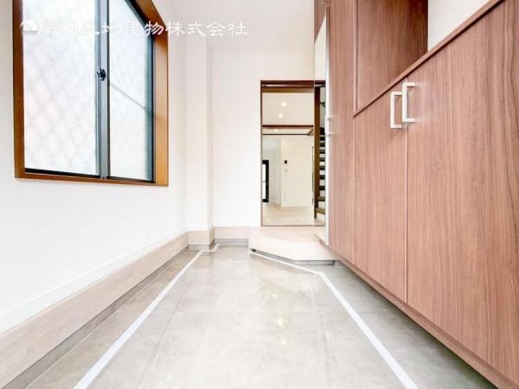その他 【玄関】明るく広い玄関には収納力に優れたシューズボックス。　靴をスッキリと整頓することができます。 