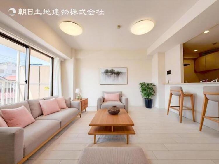 居間 お天気が晴れの日は照明をつけなくても充分明るいリビングです！どこか落ち着きのある広々とした内装です！皆で過ごす空間が、目に浮かんでくる様な優しいリビングダイニングです！くつろいだり楽しい時間を是非！ 