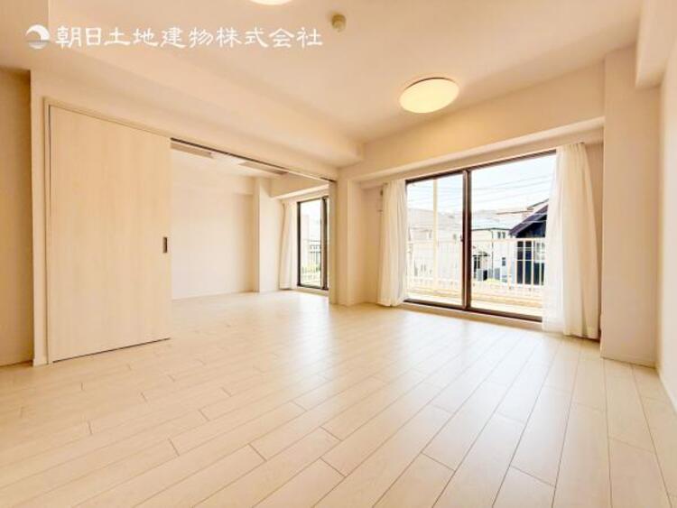 居間 リビングにあふれる採光と心地よい風のつどう調和された空間！！生活を彩る充実した日々が過ごせそうです。家族の滞在期間が長くなることを予測して、設計士が思いと工夫をこらした自慢のリビングダイニング！！！ 