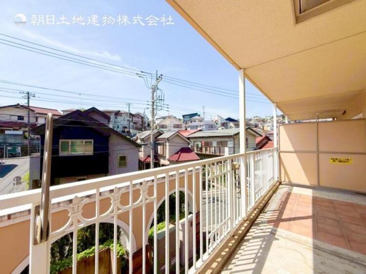 その他 【バルコニー】思わず大きく深呼吸したくなるバルコニー！空が青く、近く、広く感じる事が出来ます。 