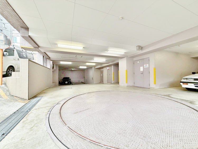 駐車場 本物件の駐車スペースです。車種制限のある場合もございますので、お気軽にお問い合わせくださいませ。