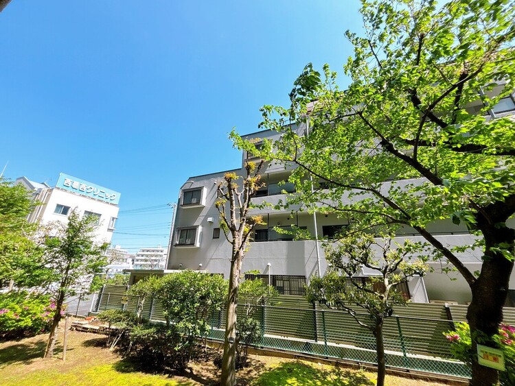 バルコニー 窓を開けると広がる青空。心をリフレッシュして日々を過ごしていきましょう。