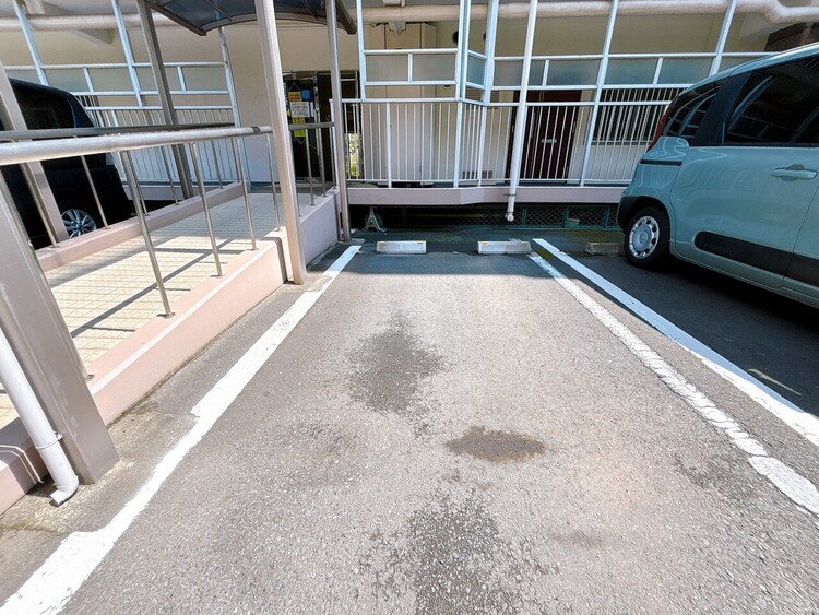 駐車場 本物件の駐車スペースです。車種制限のある場合もございますので、お気軽にお問い合わせくださいませ。