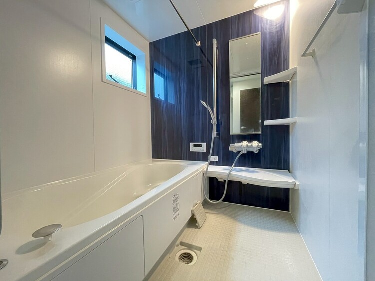 風呂 一日の疲れを癒すバスルームは、心地よいリラックスを叶える清潔感溢れる空間です。