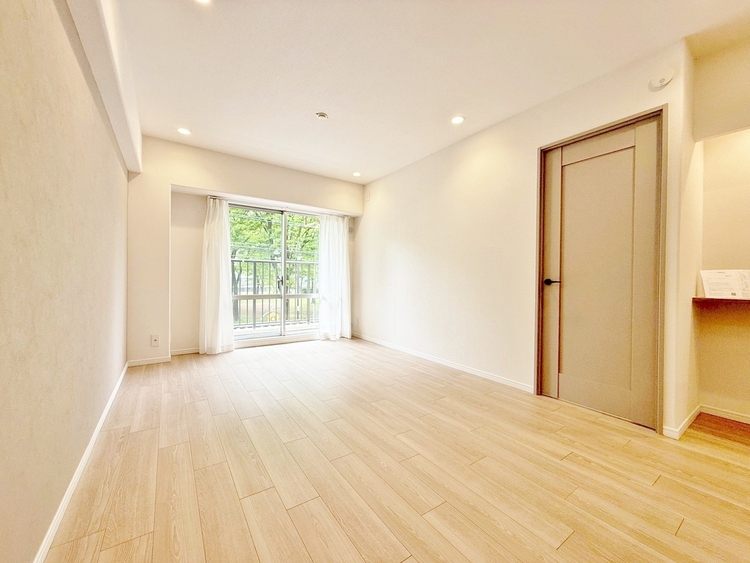 居間 居心地の良い空気感は、暮らしのステージを彩り、心からのやすらぎと満足感を与えてくれます。