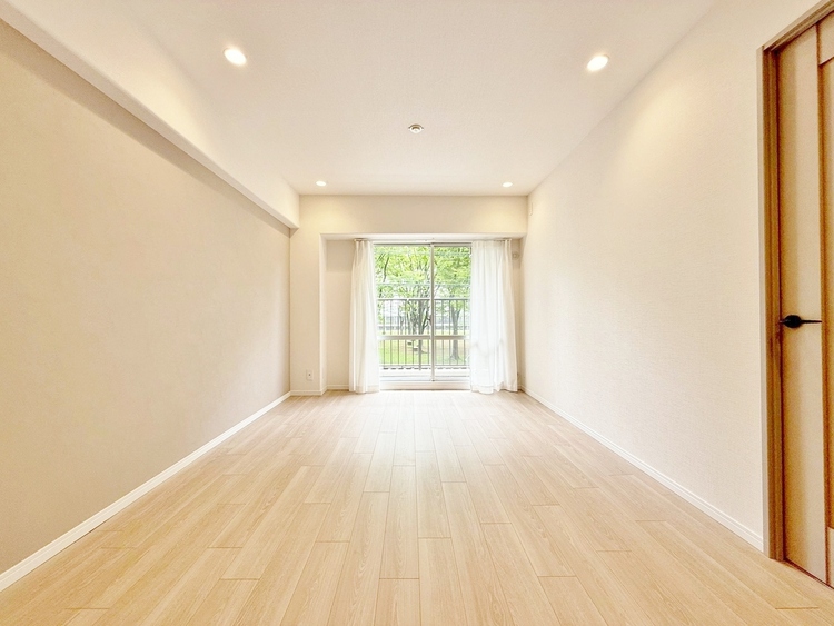 居間 快適に過ごす毎日を求めて、暮らしの中でご自身の「マイホーム」に創り上げてください。