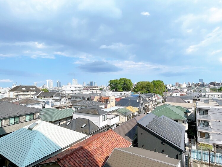 バルコニー 窓を開けると広がる青空。心をリフレッシュして日々を過ごしていきましょう。