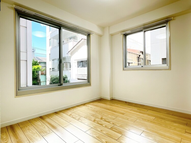 寝室 ベッドも十分に設置するスペースがあります。