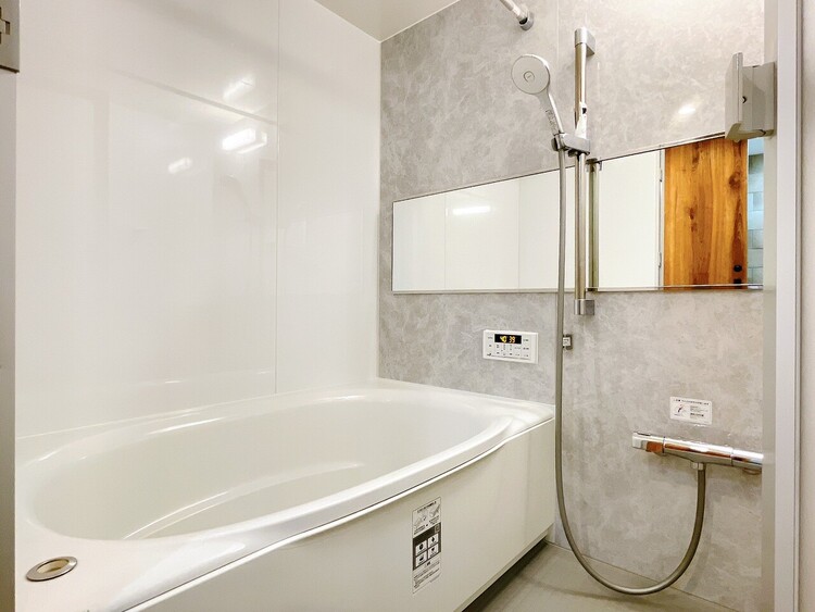 風呂 一日の疲れを癒すバスルームは、心地よいリラックスを叶える清潔感溢れる空間です。