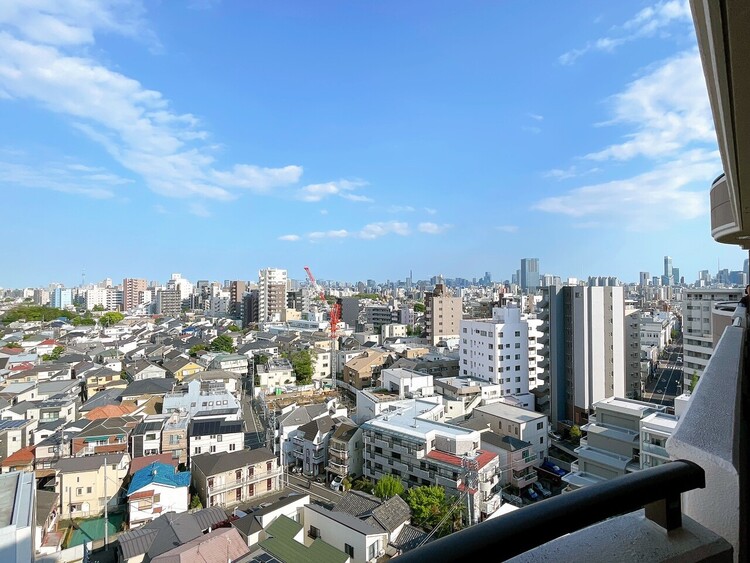 バルコニー 窓を開けると広がる青空。心をリフレッシュして日々を過ごしていきましょう。