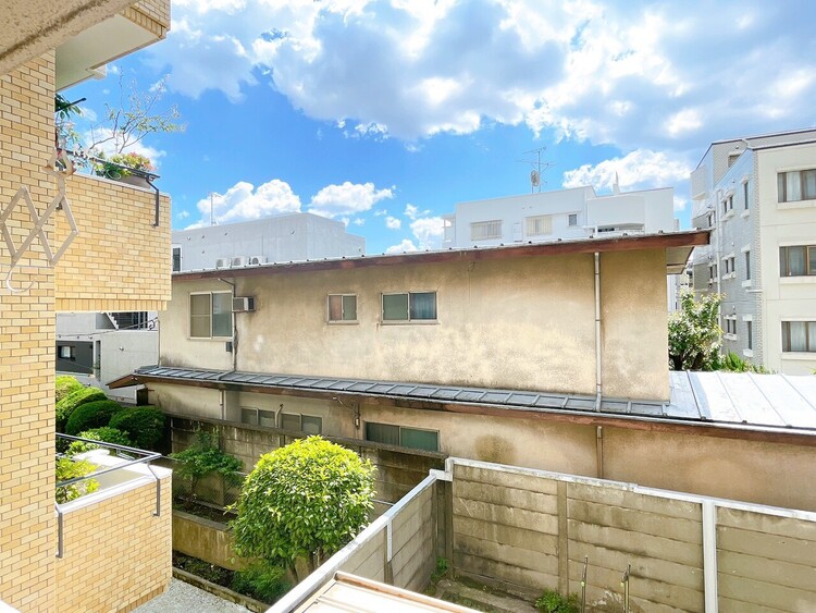 バルコニー 窓を開けると広がる青空。心をリフレッシュして日々を過ごしていきましょう。