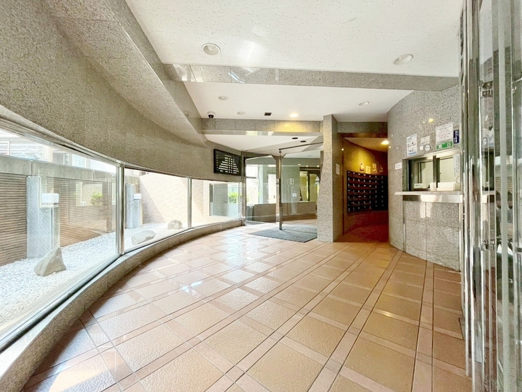 エントランス エントランス内部は、管理が行き届き清潔な共有スペースとなっています。