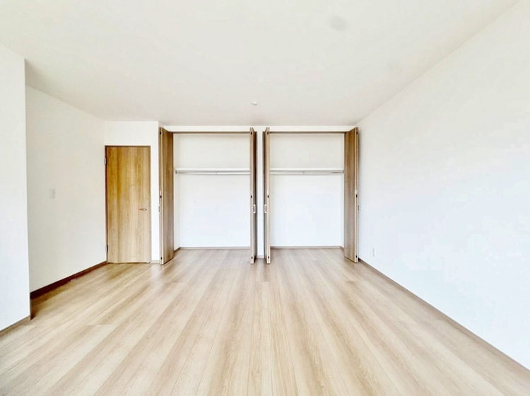 寝室 書斎や寝室へと変わっていくこの１室にどうアレンジするか、それを想像するだけで夢が膨らみますね。