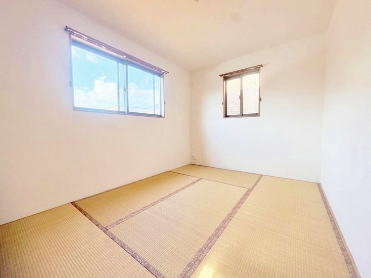 寝室 木の温もりを感じながら、落ち着く和室でくつろぎください。