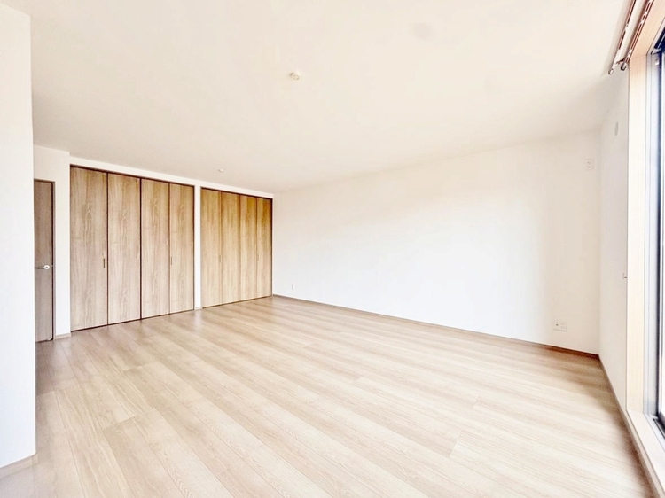 子供部屋 暖かいひだまりを全身で感じ取れる室内。光あふれる空間で子育てをする喜び。