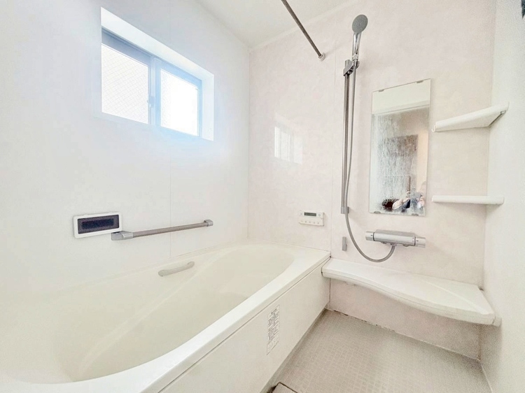 風呂 一日の疲れを癒すバスルームは、心地よいリラックスを叶える清潔感溢れる空間です。