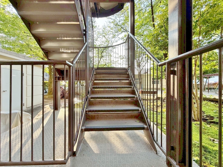 その他 落ち着いた雰囲気の階段。手すりも常設しているので、ゆったりお使いになれます。