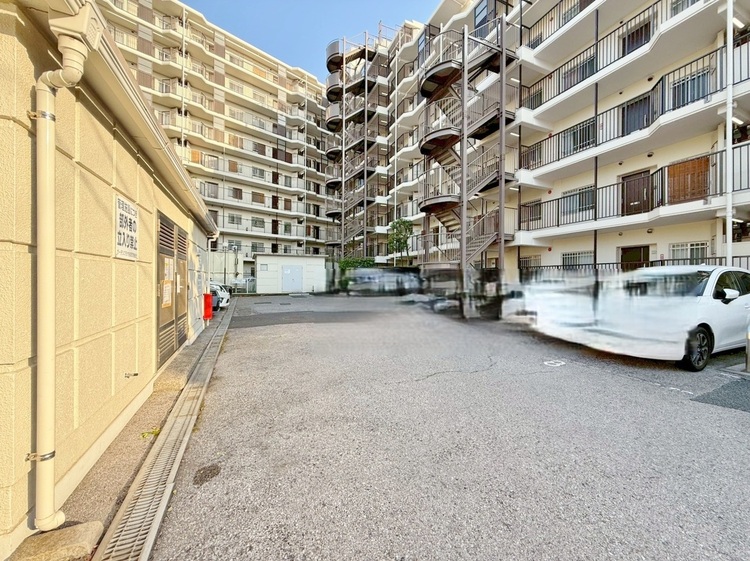 駐車場 本物件の駐車スペースです。車種制限のある場合もございますので、お気軽にお問い合わせくださいませ。