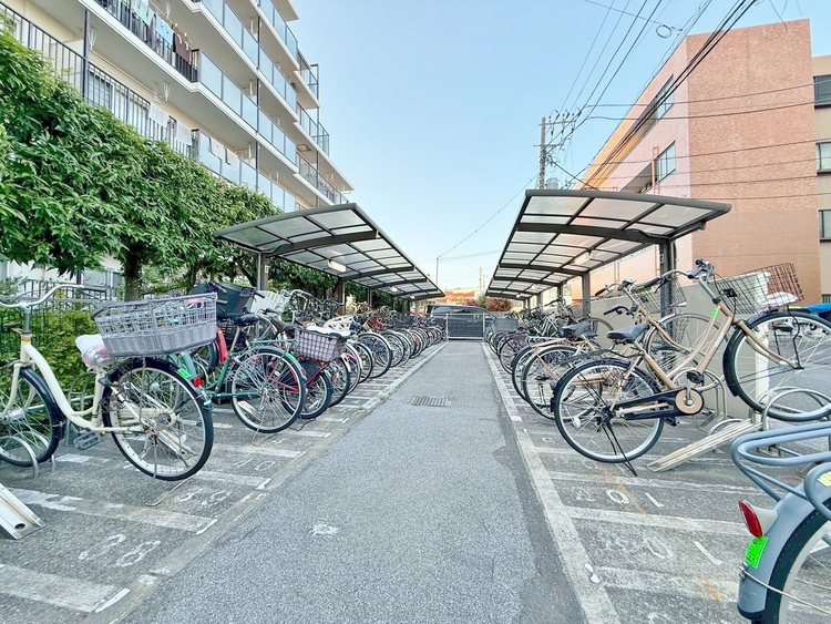 設備 きちんと整備された駐輪場。住む方の心遣いが感じられます。