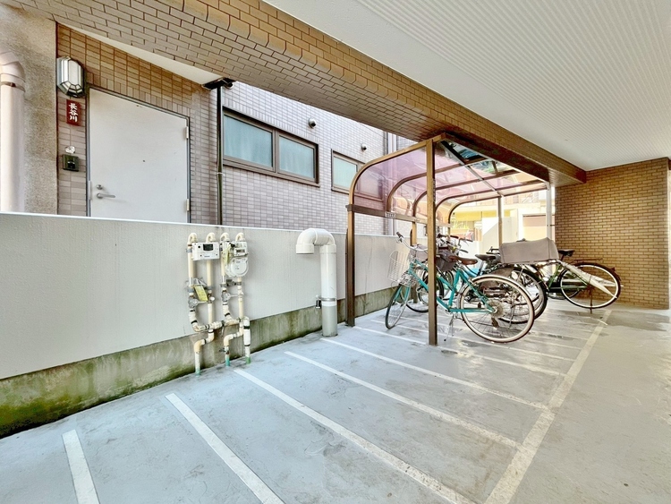 設備 きちんと整備された駐輪場。住む方の心遣いが感じられます。