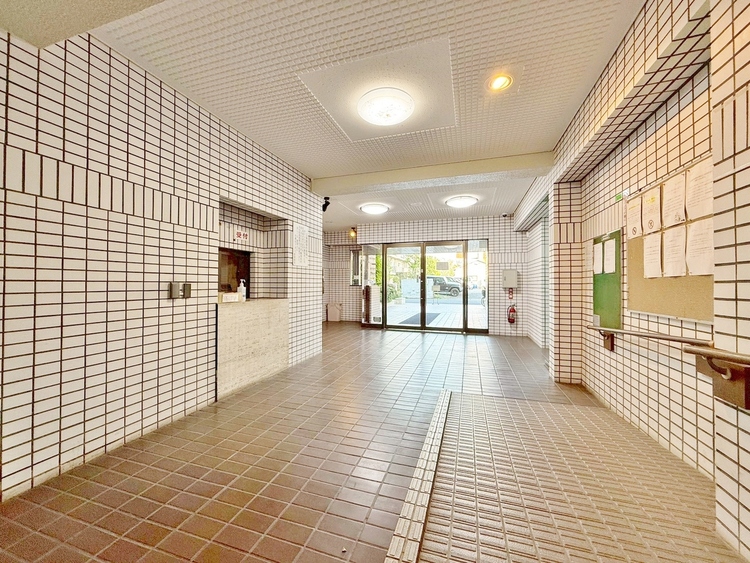 エントランス エントランス内部は、管理が行き届き清潔な共有スペースとなっています。