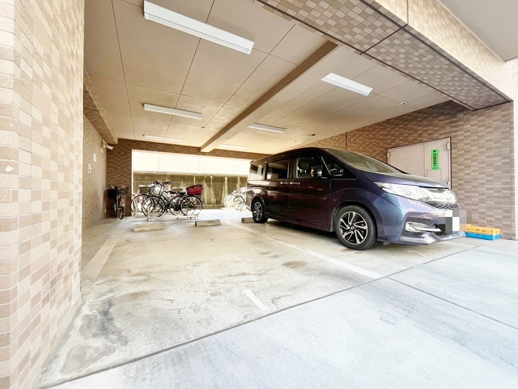 駐車場 本物件の駐車スペースです。車種制限のある場合もございますので、お気軽にお問い合わせくださいませ。