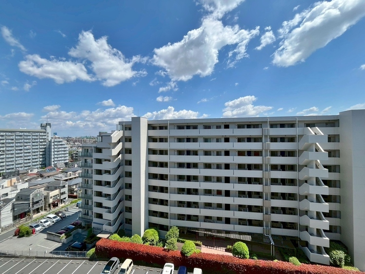 バルコニー 窓を開けると広がる青空。心をリフレッシュして日々を過ごしていきましょう。