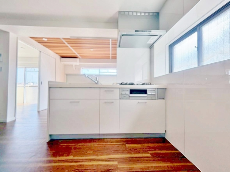 キッチン スマートな意匠と充実の機能を備えたキッチンが、暮らしにおいしい彩りを添えます。