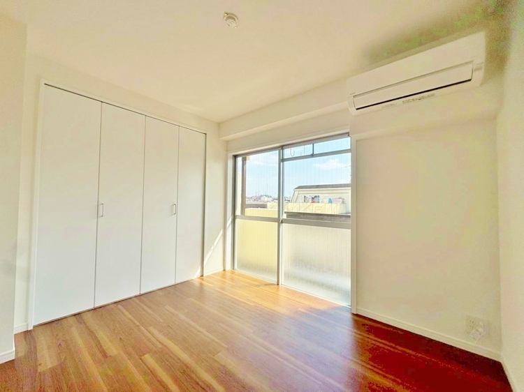 寝室 ベッドも十分に設置するスペースがあります。