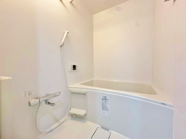 風呂 一日の疲れを癒すバスルームは、心地よいリラックスを叶える清潔感溢れる空間です。